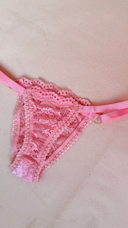 Cueca Fio Dental Primavera em Renda com Ajuste Regulável